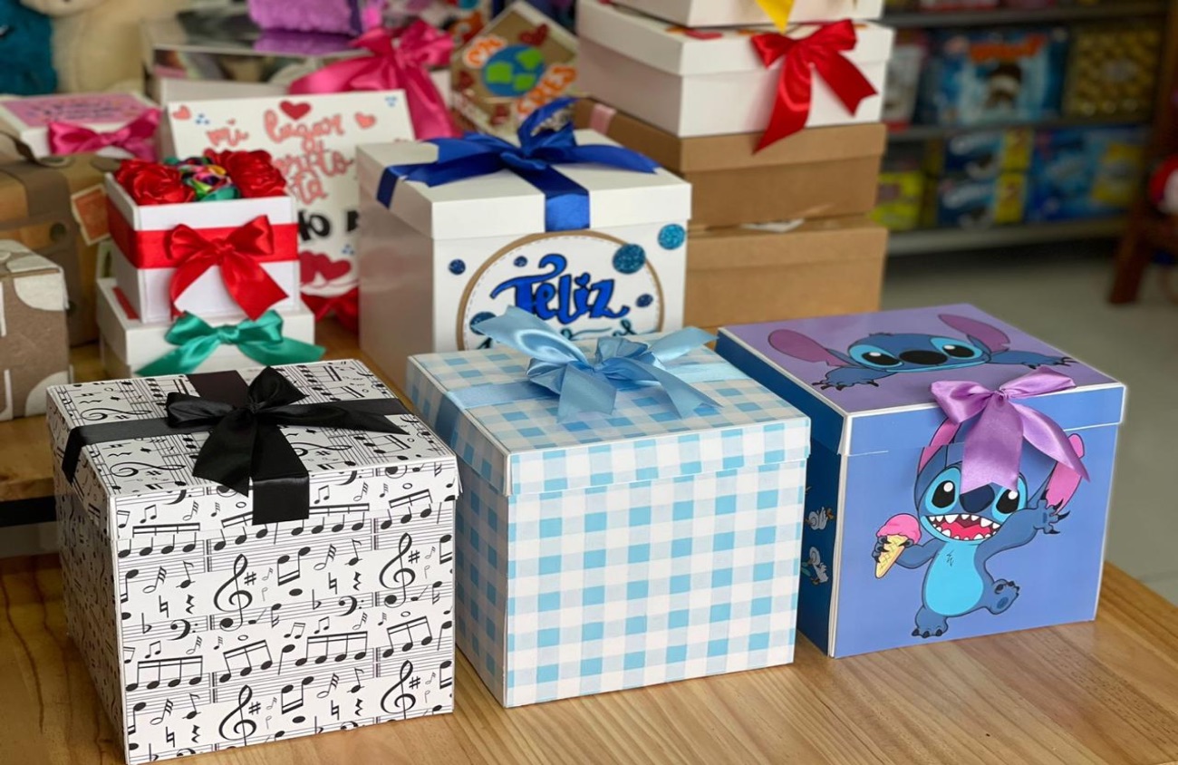 Arreglo de caja de chocolates y globo con temática de Stitch